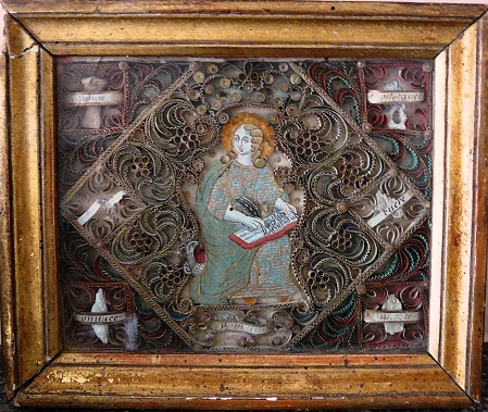 Reliquaire à papiers roulés début XVIIIe : Image habillée de Saint Jean l'évangéliste avec son aigle Reliquaire à papiers roulés début XVIIIe : Image habillée de Saint Jean l'évangéliste avec son aigle