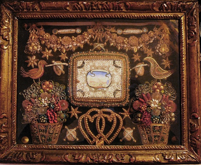 Reliquaire à papiers roulés début XVIIIe : canivet symbolique entouré de papiers roulés, guirlandes, oiseaux, bouquets, cœurs. Reliquaire à papiers roulés début XVIIIe : canivet symbolique entouré de papiers roulés, guirlandes, oiseaux, bouquets, cœurs.