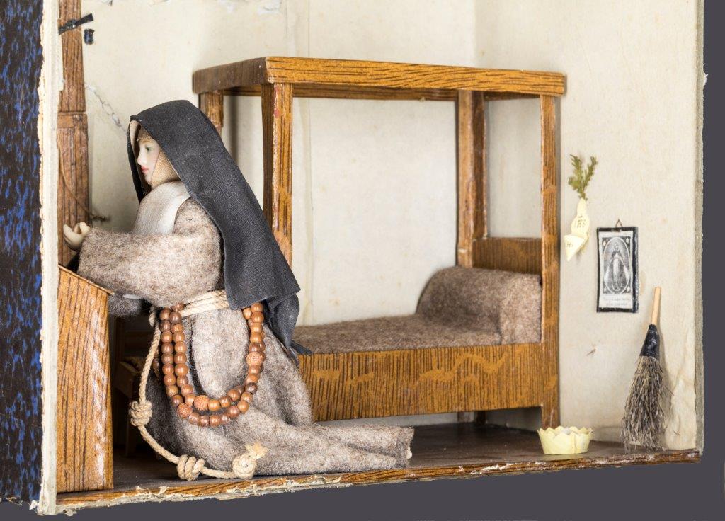 Cellule de nonne début XIXe franciscaine agenouillée à son prie-Dieu Cellule de nonne début XIXe franciscaine agenouillée à son prie-Dieu