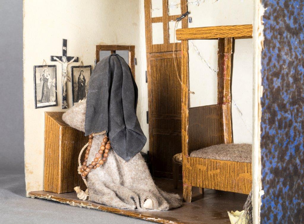 Cellule de nonne début XIXe  franciscaine agenouillée à son prie-Dieu